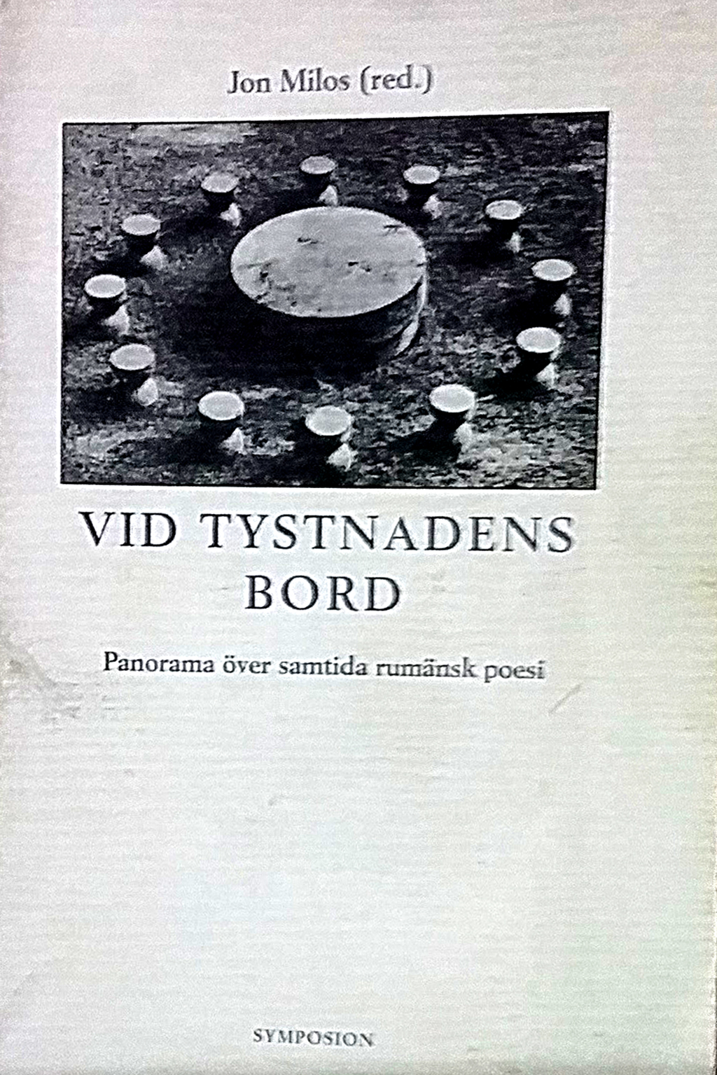 Vid-tystnadens-board_At-the-Table-of-Silence_La-masa-tacerii_Aura-Chrsiti-Ed-Swedish